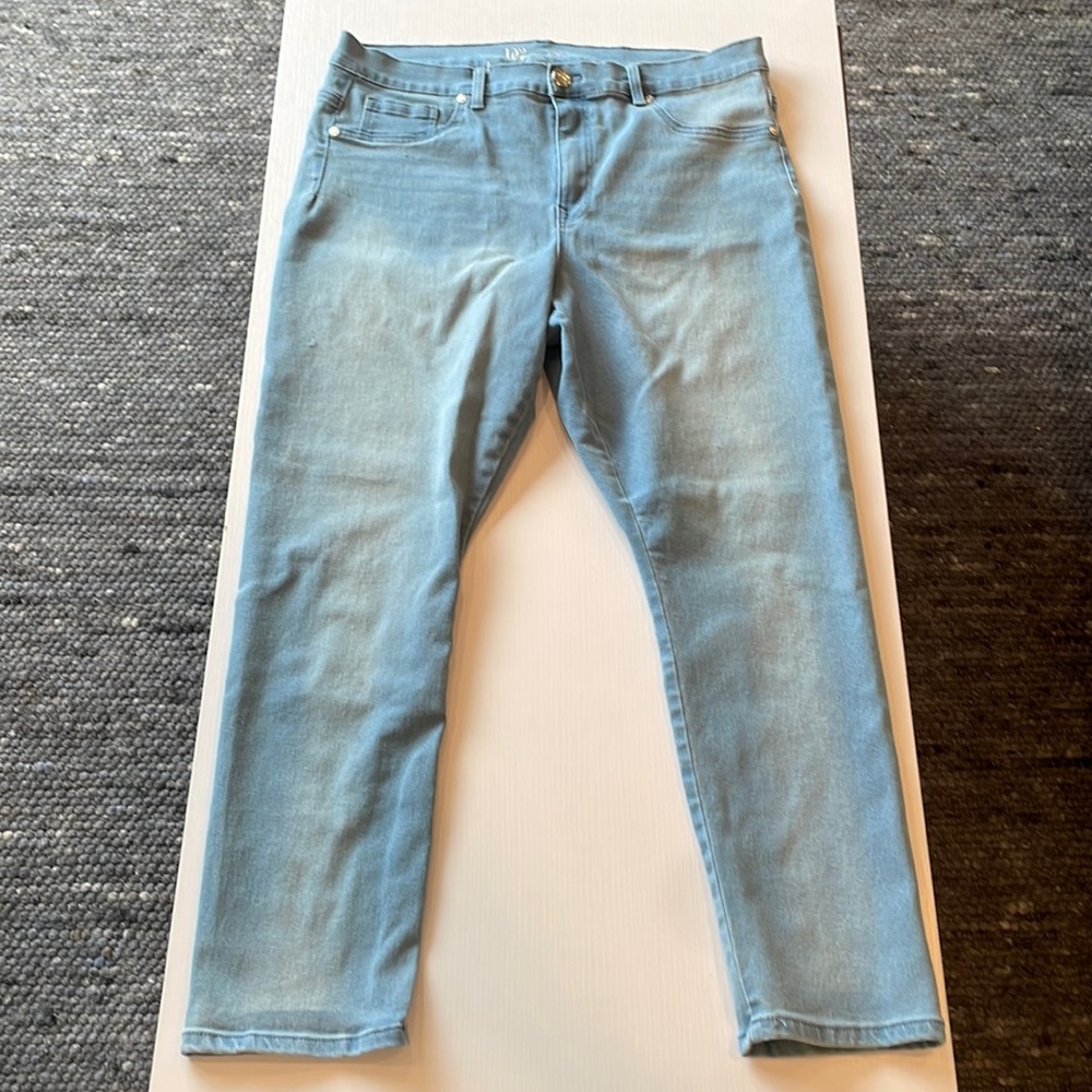DG2 light wash jeans size 16. Seamless jeans.